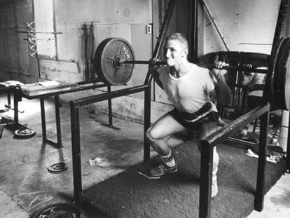 Un joven estadounidense entrena en un gimnasio en 1981