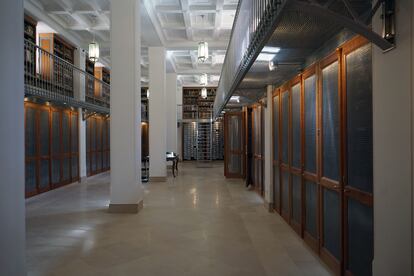 Galería superior, donde se conservan los libros impresos.