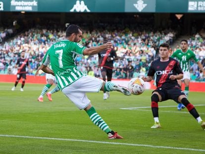 Juanmi Jimenez remata a portería ante los defensores del Rayo