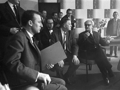 El fiscal Fritz Bauer (sentado, a la derecha) el 13 de febrero de 1964 en Frankfurt, durante el anuncio del suicidio de Werner Heyde pocos días antes del inicio del proceso en su contra.