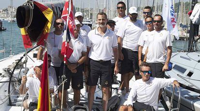 Felipe VI posa con la tripulación del 'Aifos' este lunes antes del inicio de la Copa del Rey de Vela.