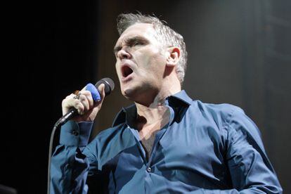 La reina es el "último dictador", según Morrissey. El cantante comentó al periódico 'The Telegraph' en 2011 que "si el pueblo británico decidiese mañana que la reina debe marcharse, ella no dudaría en atacar con sus tanques a los británicos. Tres años después, criticó duramente la afición de los nietos de la monarca, Guillermo y Enrique, a la caza.