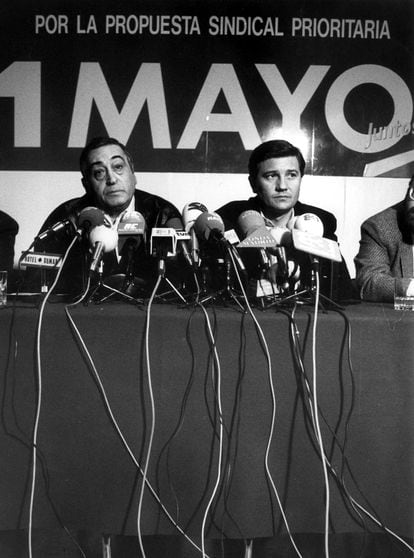 Los secretarios generales de UGT, Nicolás Redondo (a la izquieda), y de CC OO, Antonio Gutiérrez, en la presentación de los actos del Primero de Mayo de 1990.