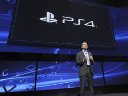 Andrew House, presidente y director ejecutivo de Sony Computer Entertainment, presenta el PlayStation 4, en su evento de lanzamiento  el 20 de febrero de 2013, en Nueva York.