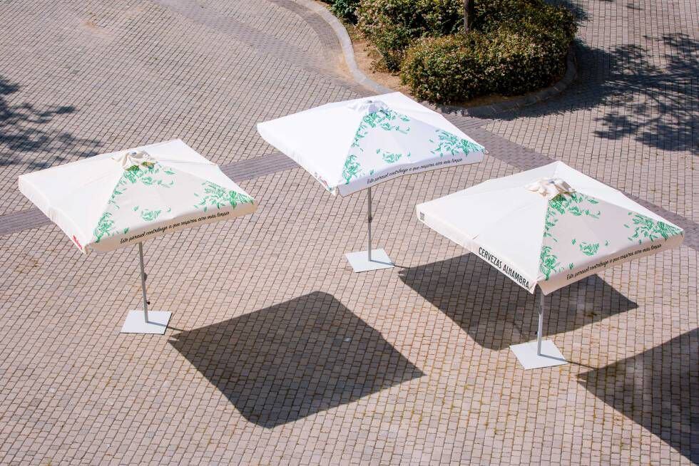 Los parasoles de material reciclado distribuidos por terrazas de grandes ciudades son una de las medidas del plan estratégico en sostenibilidad Somos 2020.