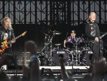 Desde la izquierda, Kirk Hammett, Lars Ulrich y James Hetfield, durante el concierto. En vídeo, imágenes de la actuación.