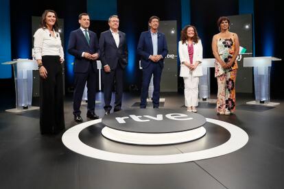 Los principales candidatos a las elecciones andaluzas, durante el primer debate electoral, el lunes en Sevilla.