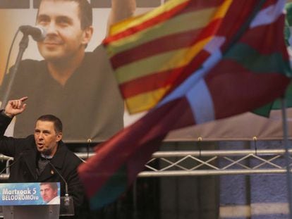 Arnaldo Otegi, en Elgoibar tras quedar libre.