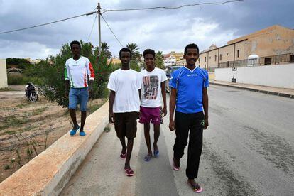 Un grupo de migrantes eritreos, llegados recientemente a Lampedusa.