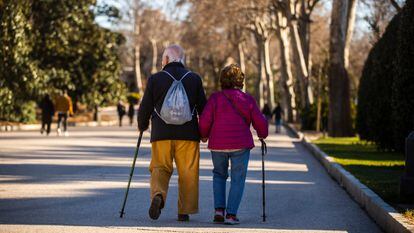 Dos personas mayores, en El Retiro de Madrid.