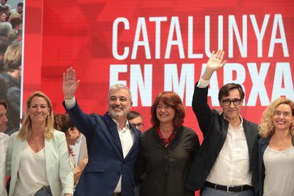El candidato del PSC Jaume Collboni, número tres de la lista, Laia Bonet y el líder del partido Salvador Illa, en el centro de la imagen, el lunes, noche electoral del pasado domingo.