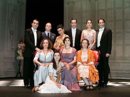 Los protagonistas de la obra &#039;El tiempo y los Conway&#039; posan ataviados con su vestuario de &eacute;poca. 