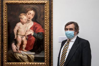 Leoncio Fernández, viudo del coleccionista alemán Rudolf Gerstenmaier, este martes, en el Museo de Bellas Artes, junto al cuadro Virgen con niño que pertenece a la colección donada.