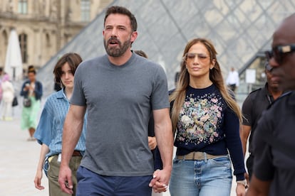Jennifer Lopez y Ben Affleck paseando a las afueras del museo del Louvre, el 26 de julio, durante su luna de miel en París.