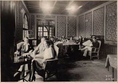 El llamado Círculo de los Belgas, fotografiado en 1925, era el club social que frecuentaban los ejecutivos de la compañía belga UMHK en Lubumbashi. Los hombres leen los diarios <i>Le Soir </i>y <i>Le Journal </i>de Bruselas.