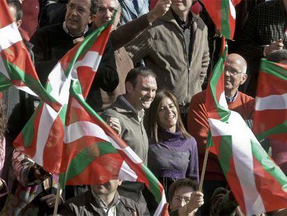 Juan José Ibarretxe e Izaskun Bilbao aparecen sonrientes en el centro de la imagen, en el acto celebrado ayer por el tripartito y Aralar en Vitoria. Detrás, José Luis Bilbao.