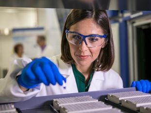 Una trabajadora de Bristol Myers Squibb en el laboratorio.