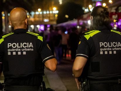 Agentes de la Guardia Urbana de Barcelona patrullan en Barcelona, en agosto.