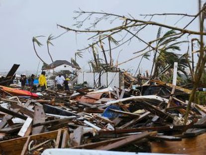Supervivientes del Dorian desplazados a la capital de Bahamas relatan la catastrófica destrucción causada por la embestida del huracán