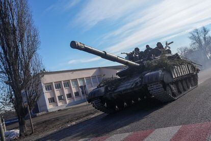 Un tanque de la fuerza militar ucraniana avanza en Chuguev, una ciudad a unos 100 kilómetros de la frontera rusa.
