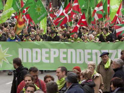 La cabecera de la manifestaci&oacute;n convocada por Independentistak y secundada por la izquierda soberanista ayer en Pamplona.