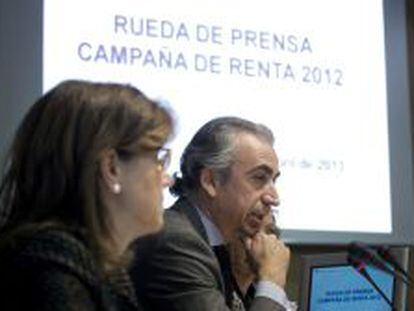 El secretario de Estado de Hacienda, Miguel Ferre, y la directora de la Agencia Tributaria, Beatriz Viana, en la presentación de la campaña de Renta 2012.