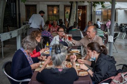 Un grupo de personas come en la terraza de un restaurante de Ourense, el miércoles.