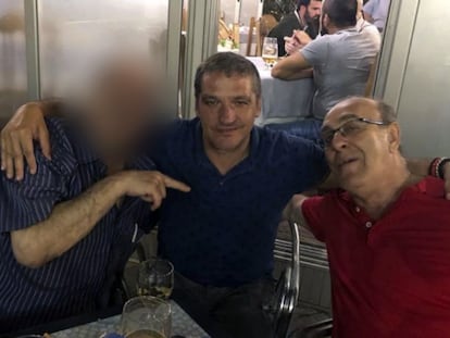 En el centro, el periodista Gustavo González y, a la derecha, el policía Ángel Jesús Fernández Hita, en una imagen incluida en el sumario policial.