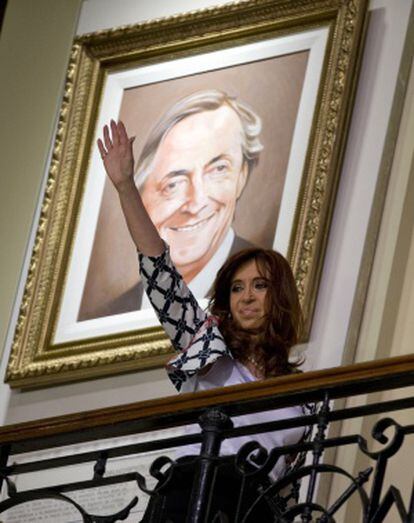 Cristina Fernández, este jueves en Buenos Aires con un cuadro de su marido Néstor Kirchner detrás.