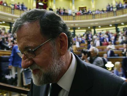 Mariano Rajoy abandona el Congreso después de la victoria del PSOE en la moción de censura.
 