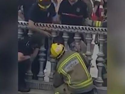 El menor estaba visitando la Plaza de España con su familia cuando se quedó encajado en la balustrada del estanque