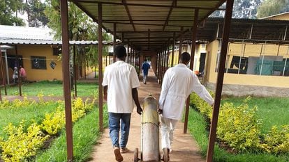 Dos trabajadores del hospital rural de Gambo (Etiopía), cargan con una bombona de oxígeno.