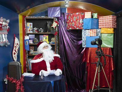 Héctor Fuentes vestido de Papá Noel delante de la cámara en su estudio, dentro de un contenedor industrial en Leganés.