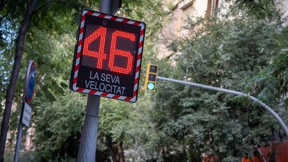 Radar que informa a los conductores si superan la velocidad permitida cerca de una escuela de la calle de Mallorca de Barcelona.