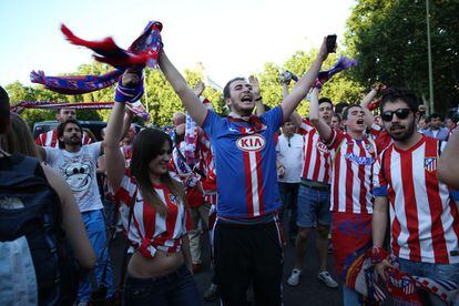 Los aficionados del Atlético de Madrid han comenzado a concentrarse en masa alrededor de la fuente de Neptuno para celebrar el título liguero de su equipo tras empatar 1-1 en el Camp Nou contra el Barcelona.