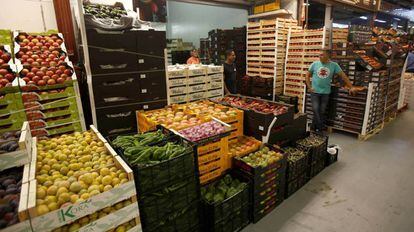 Puesto de venta de fruta en Mercamadrid. 