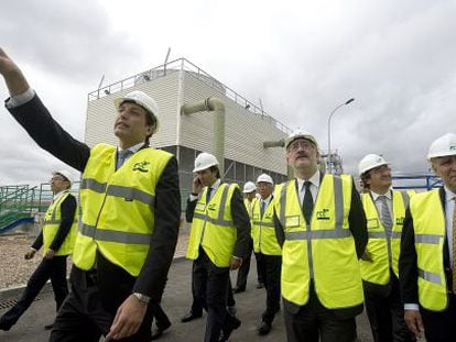 Antonio &Aacute;vila, en el centro, durante la inauguraci&oacute;n de una planta energ&eacute;tica en Palma del R&iacute;o este viernes.