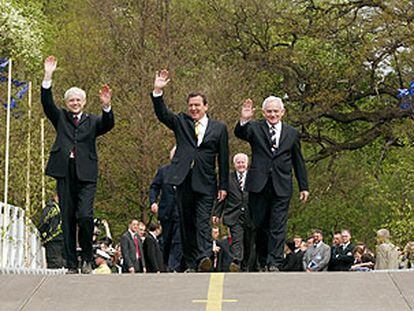 De izquierda a derecha, los jefes de Estado Vladímir Spidla, Gerhard Schröder y Leszek Miller, en Zittau.