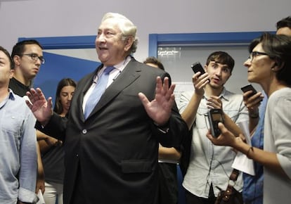 El consejero de Sanidad, Javier Rodríguez, responde a las preguntas de los periodistas en un centro de salud.