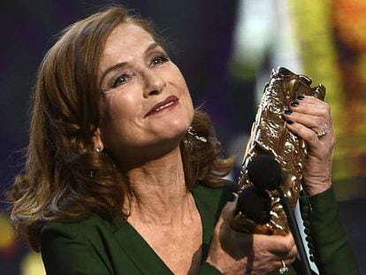 Isabelle Huppert, con su premio C&eacute;sar a la mejor actriz por &#039;Elle&#039;.