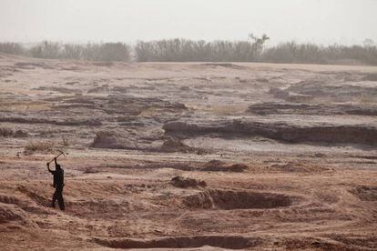 Un hombre arando la tierra, en Koulomboutey, N&iacute;ger.