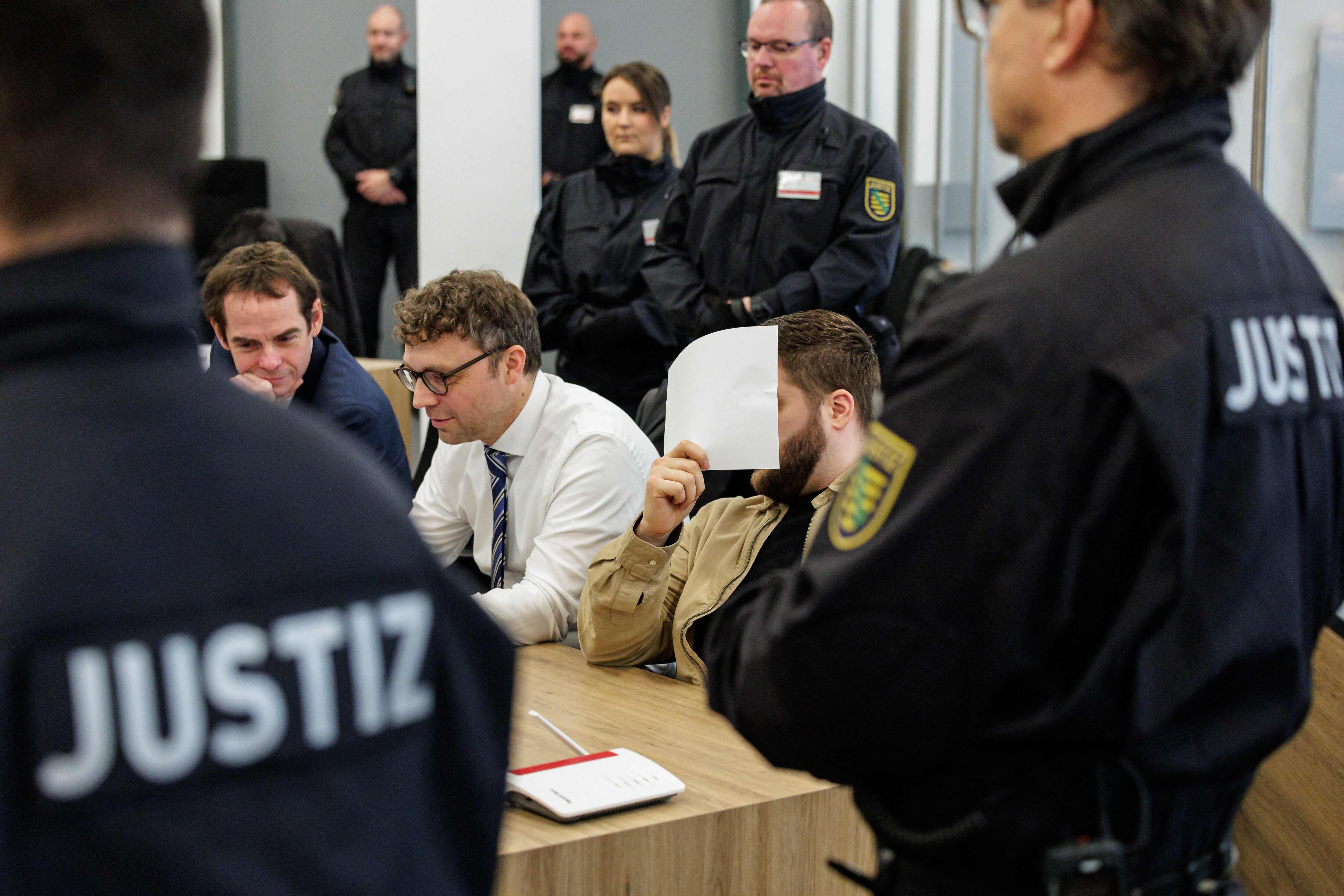Uno de los acusados, Rabieh Remmo, se cubre la cara a su llegada al juicio en la Audiencia de Dresde, el 10 de enero. 