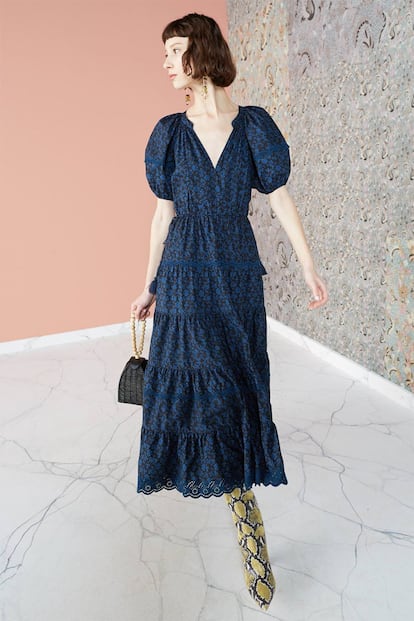 Ulla Johnson
Tras dos décadas en la moda, la neoyorquina Ulla Johnson ha conseguido convertir su firma en sinónimo de estampados y bordados cuidados y distintos. Nos quedamos con este diseño azul marino repleto de volantes que huele a campo (400 euros).