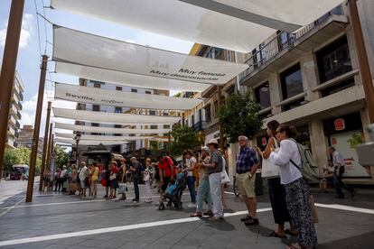 Unos de los toldos que se han instalado en las calles del centro de Sevilla para crear más espacios con sombra, este viernes.