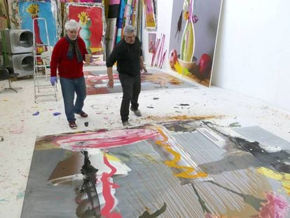 Pedro Almodóvar (izquierda) y el artista Jorge Galindo, durante el proceso creativo en el estudio de este en Borox (Toledo).