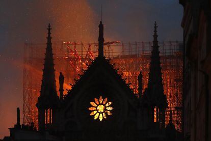 Flames i fum s'eleven des de la catedral de Notre-Dame, aquest dilluns.