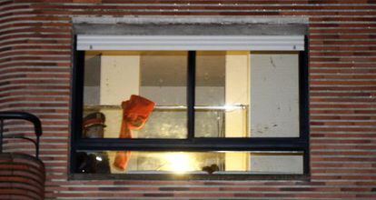 Los Mossos d'Esquadra en la vivienda dónde se encontró al menor.