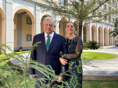 El presidente López Obrador y su esposa, durante el mensaje de año nuevo en Palacio Nacional.