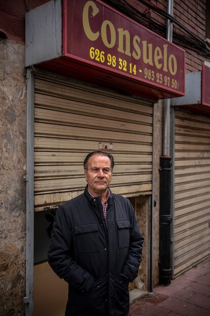 Teodoro Garcia, en la puerta de su carnicería, en Valladolid. 
