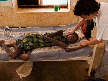 Una paciente con malaria es atendida en un hospital de M&eacute;dicos Sin Fronteras en la Rep&uacute;blica Centroafricana.